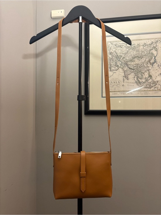 J. Crew Handbags - J. Crew Tan Leather Crossbody Bag - Classic Minimalist Design